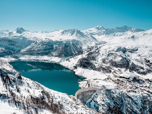A snow-covered mountain landscape with a lake and a dam. - T2 Val Claret 4 pax, ski-in/ski-out, with Wifi (Tignes)