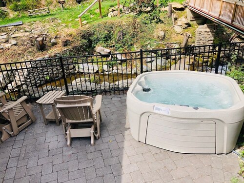 Waterfront/See And Hear Rushing Water/Hot Tub/.9 Miles 2 Downtown Gatlinburg