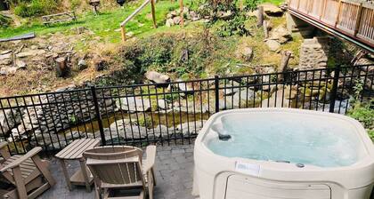 Waterfront/See And Hear Rushing Water/Hot Tub/.9 Miles 2 Downtown Gatlinburg