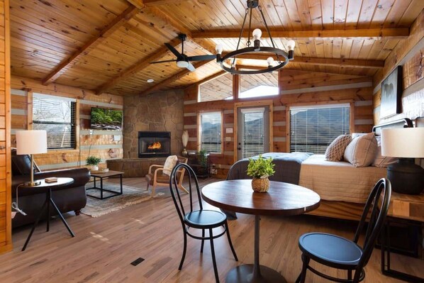 Televisio, takka, työhuone