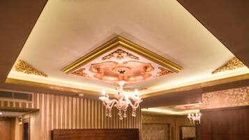 أغطية فراش متميزة ومأكولات ومشروبات مجانية في الميني بار