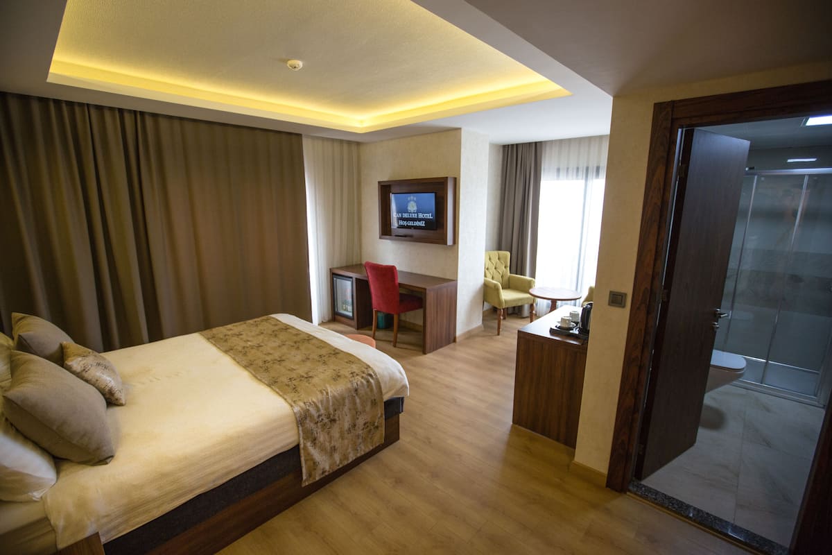 deluxe suite, city view | premium bedding, free minibar items, in-room safe, desk