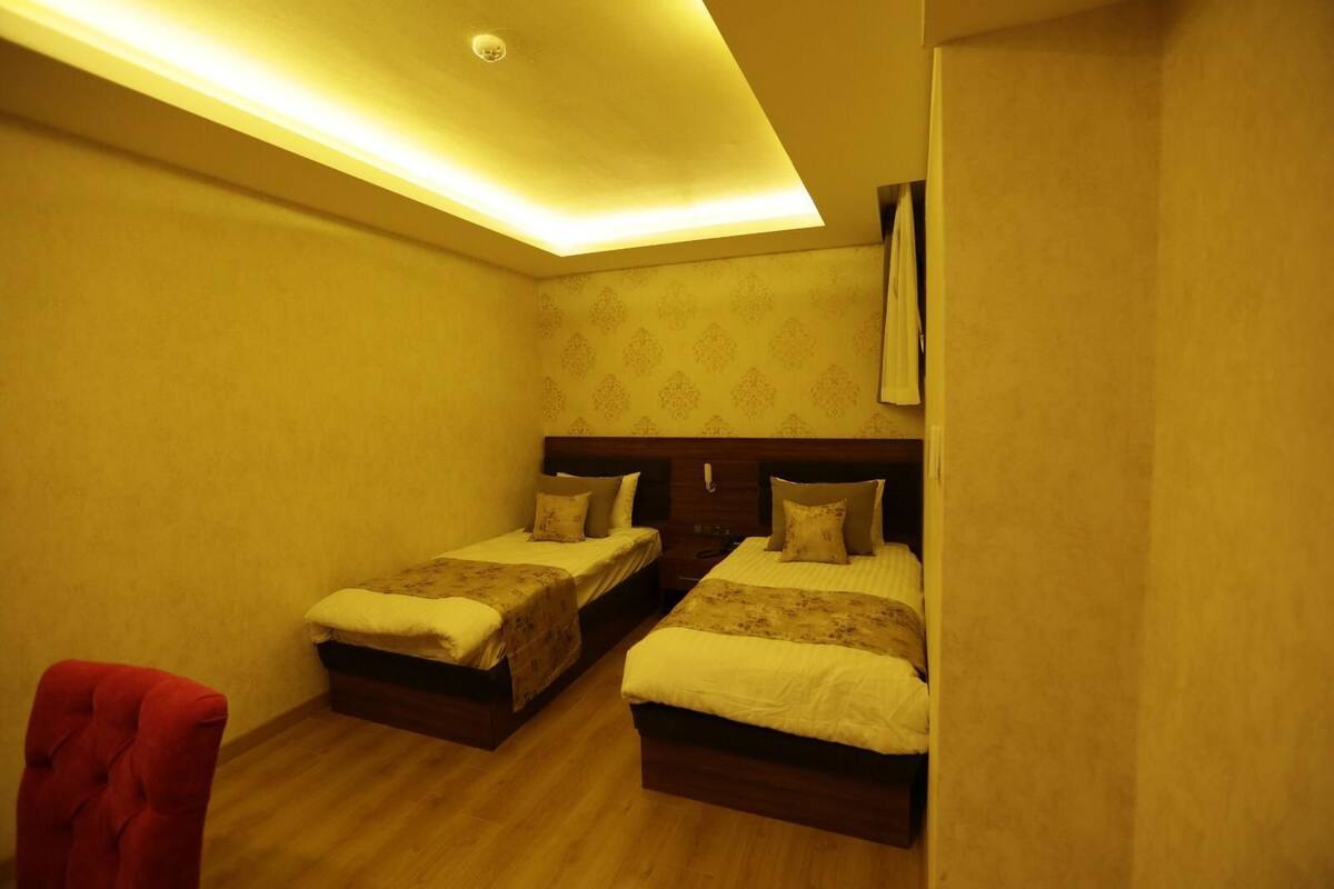 标准双床房 | 高档床上用品、免费迷你吧物品、客房内保险箱、办公桌