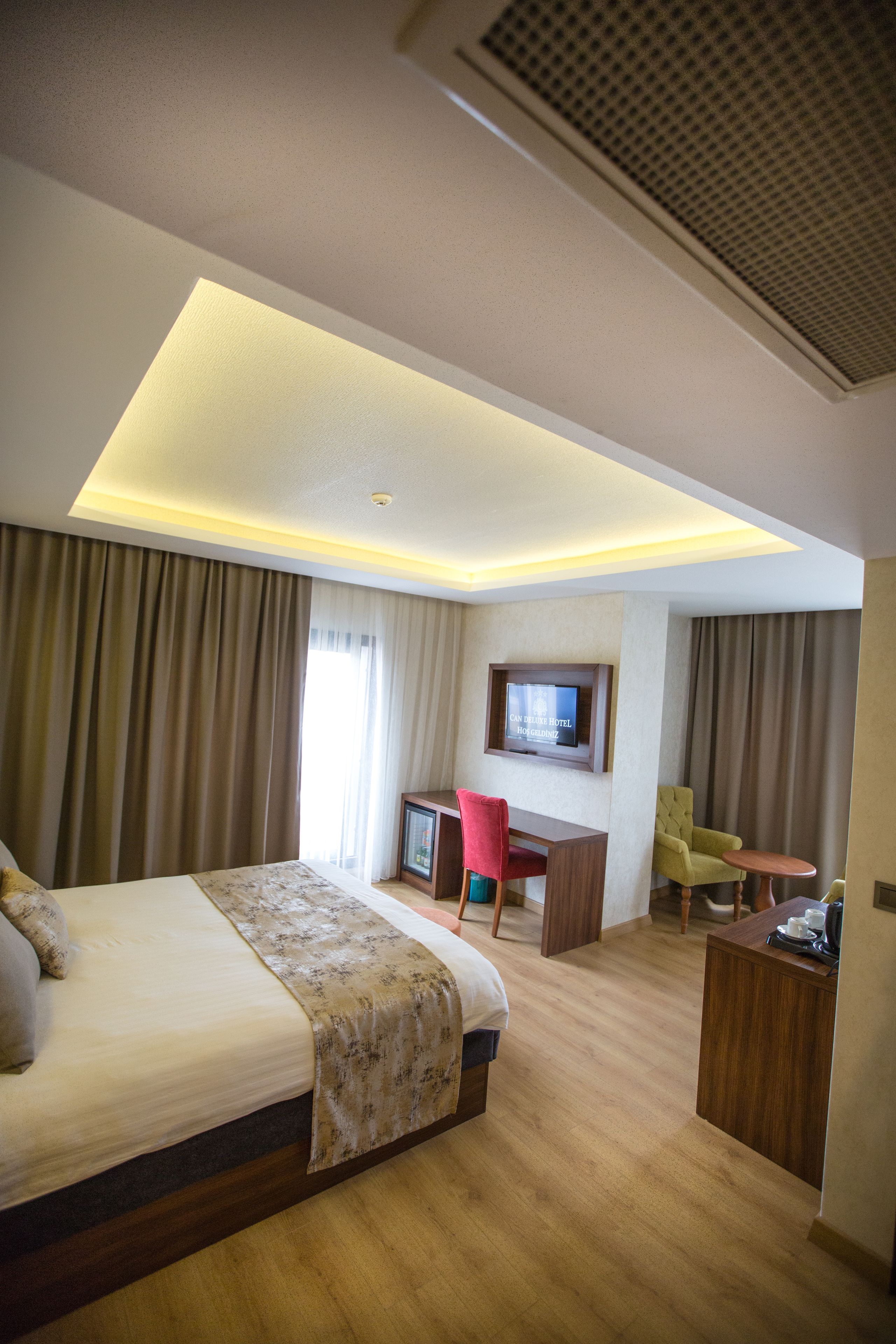 deluxe suite, city view | premium bedding, free minibar items, in-room safe, desk