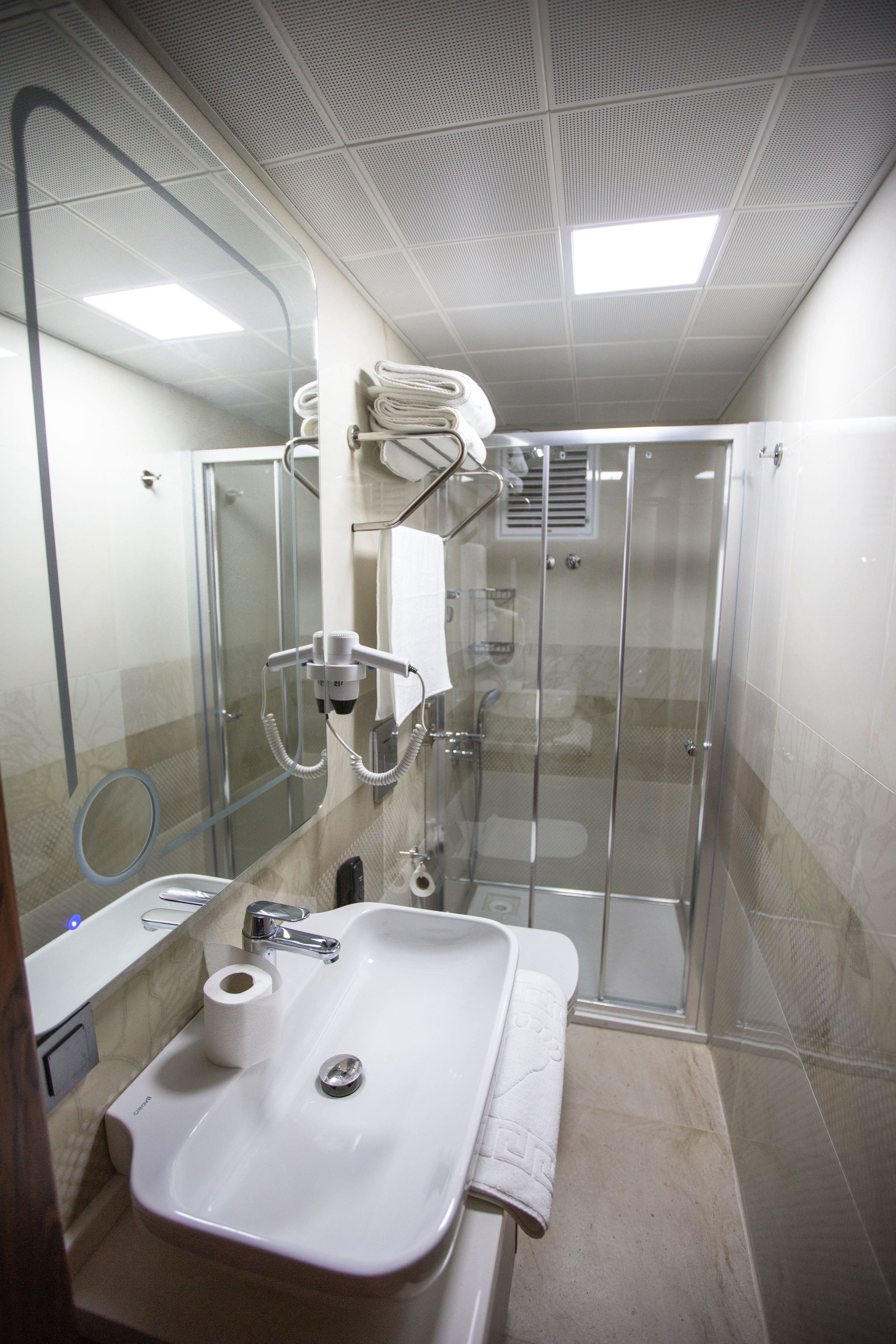 economy twin room | bathroom | shower, free toiletries, hair dryer, bathrobes