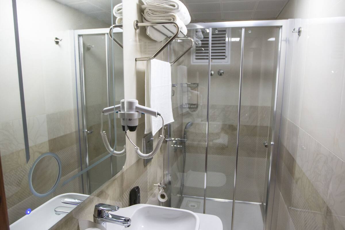 economy twin room | bathroom | shower, free toiletries, hair dryer, bathrobes