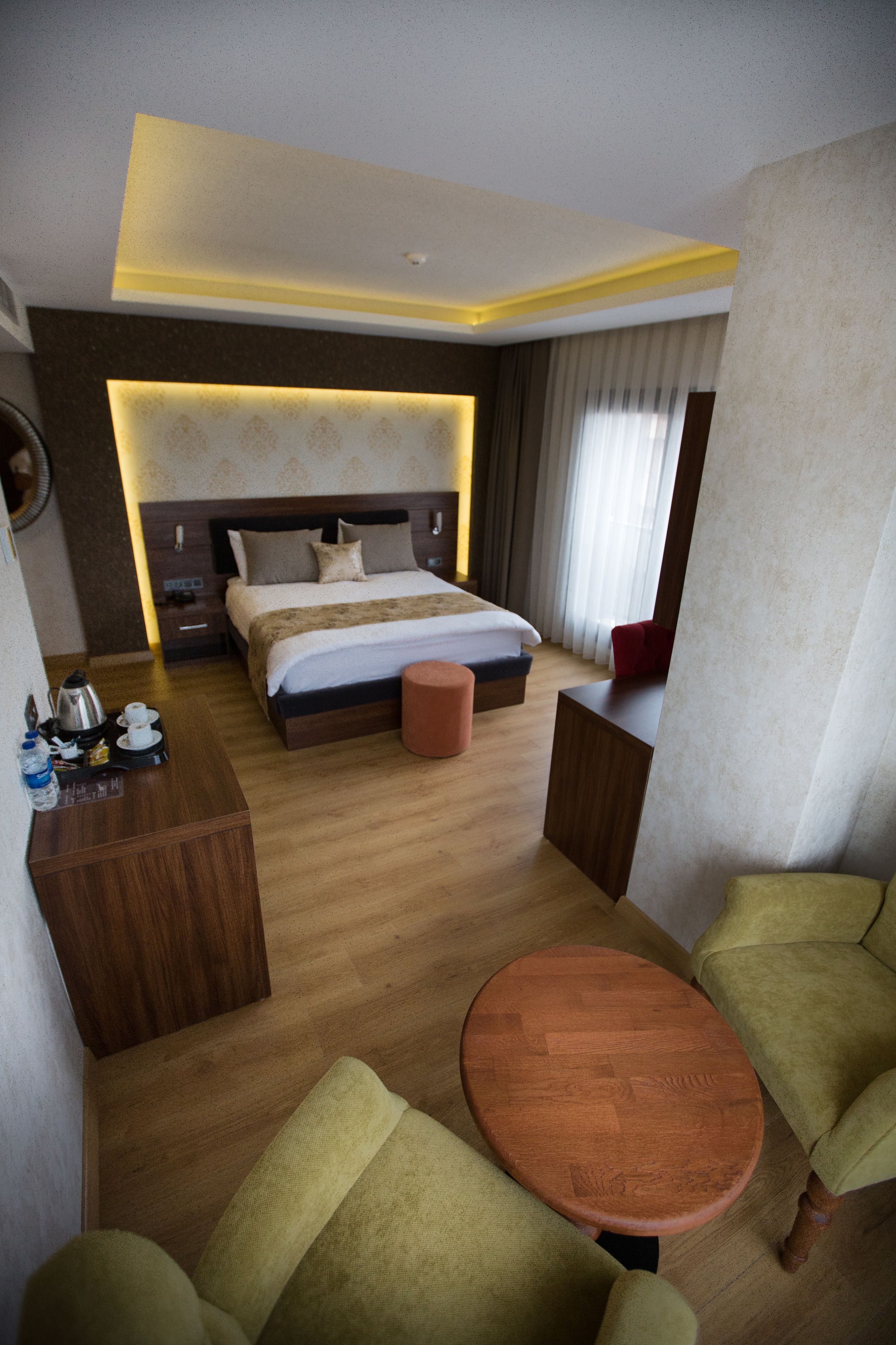 deluxe suite, city view | premium bedding, free minibar items, in-room safe, desk