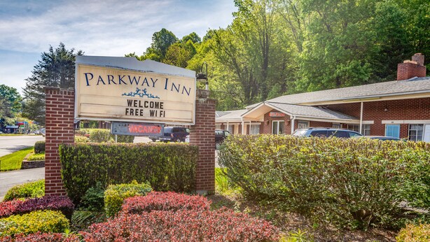 A sign for Parkway Inn welcoming guests with free WiFi. - Parkway Inn (Waynesville)
