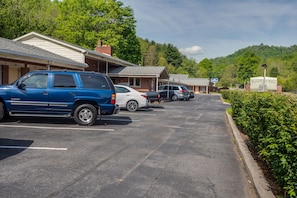 Front of property - Parkway Inn (Waynesville)