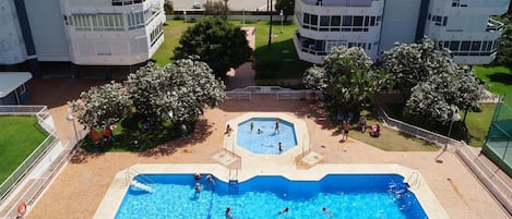 Una piscina al aire libre