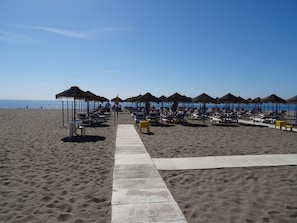Aan het strand, ligstoelen aan het strand