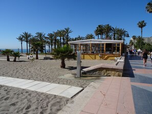 Ubicación a pie de playa y tumbonas