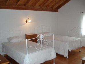 5 bedrooms, iron/ironing board, free WiFi, bed sheets - Faidoca's Grandfather House - Four-Bedroom House (Calheta de Nesquim)