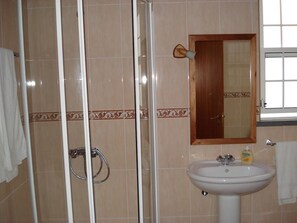 Dusche, Haartrockner, Bidet, Handtücher