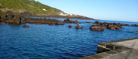 Plage, chaises longues, serviettes de plage