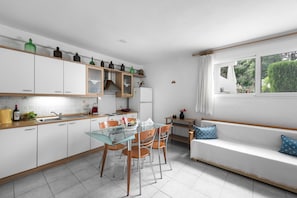 Fridge, oven, stovetop, coffee/tea maker
