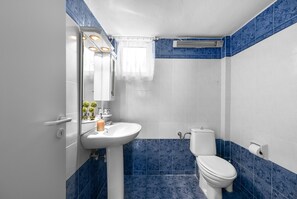 Baignoire, sèche-cheveux, serviettes fournies, savon