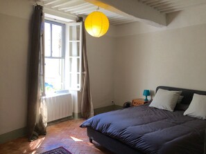 3 slaapkamers, een strijkplank/strijkijzer, reisbedje, gratis wifi