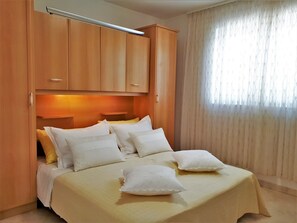 2 habitaciones, tabla de planchar con plancha, wifi y ropa de cama 
