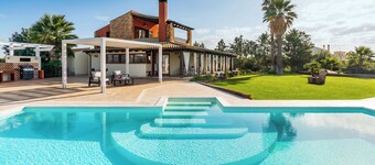 Villa avec piscine à débordement et vue sur la mer et les îles Egadi enchanteresses.