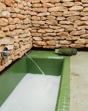 Douche, bidet, serviettes fournies, savon