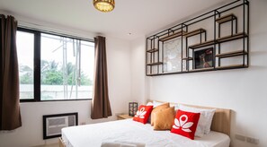 Escritorio, cortinas blackout, sistema de insonorización y wifi gratis 