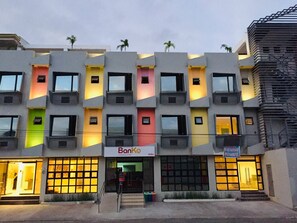 Front of property – evening/night - Hotel Rupert A Baler (Baler)