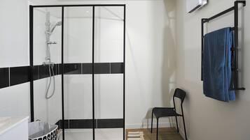 Douche, sèche-cheveux