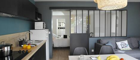 Réfrigérateur, micro-ondes, four, plaque de cuisson