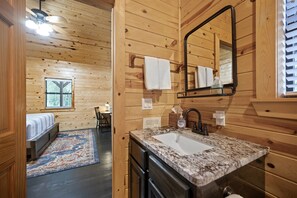 2 bedrooms, desk, iron/ironing board, WiFi