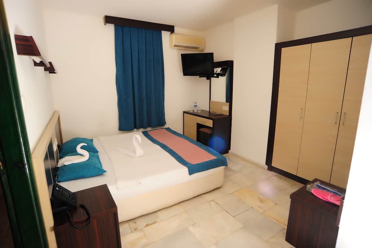 Standaard kamer, uitzicht op zee | Een kluis op de kamer, een bureau, verduisterende gordijnen, babybedden
