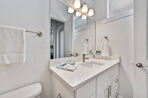 Combined shower/bathtub, towels