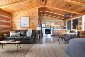 TV, fireplace, offices - Gigantic Views GSMNP/3.6 Miles 2 DwTn Gatlinburg (Gatlinburg)