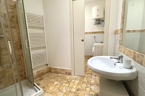 Shower, bidet, towels