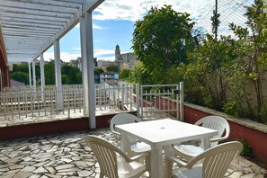 Outdoor dining - S012 - Sirolo, new studio apartment with terrace (Sirolo)