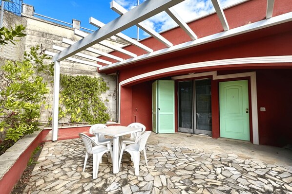 Outdoor dining - S012 - Sirolo, new studio apartment with terrace (Sirolo)