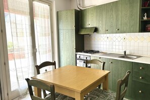 Een koelkast, een oven, een vaatwasser