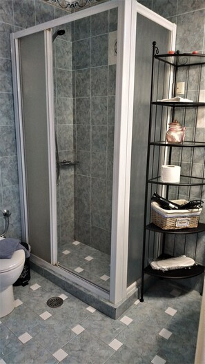 Comfort Room, Lanai, Corner | Bathroom | Shower, rainfall showerhead, free toiletries, hair dryer - Fiera Guesthouse (Syros)