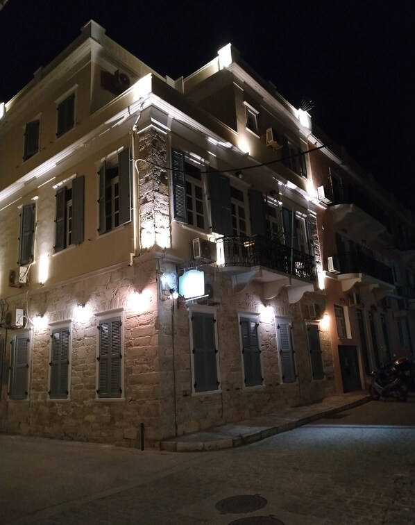 Vista frontal de la propiedad