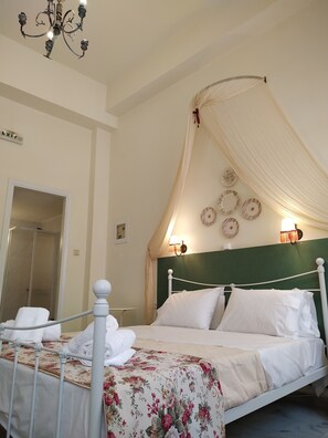 Habitación estándar, 1 cama Queen size | Decoración personalizada, escritorio y tabla de planchar con plancha 