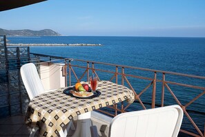 Balcony view - Hotel Pelagos Studios (Kymi-Aliveri)