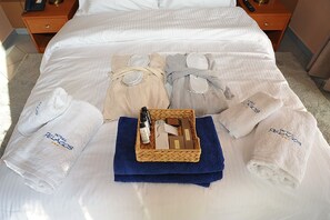 Estudio superior, vista al mar, mezzanine | Ropa de cama de alta calidad, cortinas blackout y insonorización 