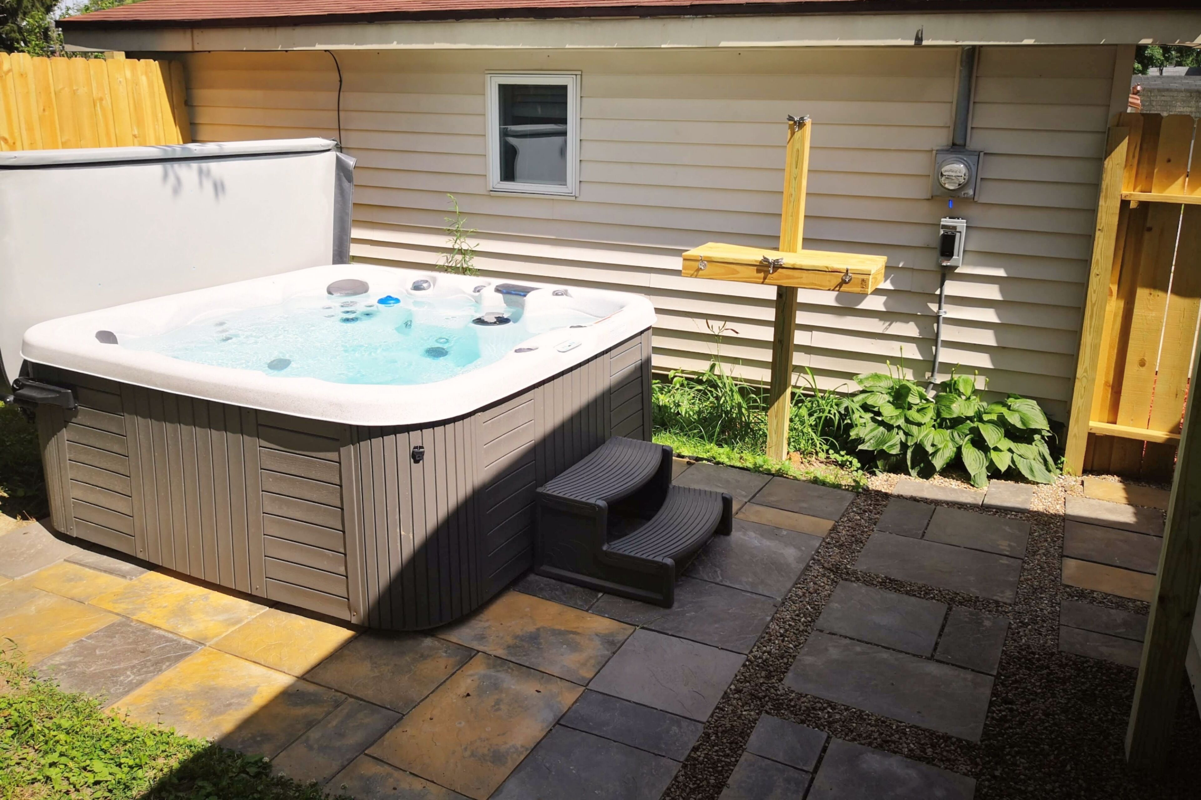 Huntington's Hidden Gem! Private Hot Tub, King Size bed! Perfect Couple Getaway!