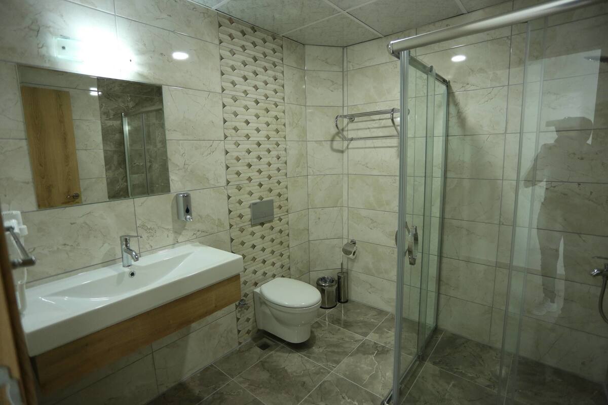 shower, free toiletries, hair dryer, slippers