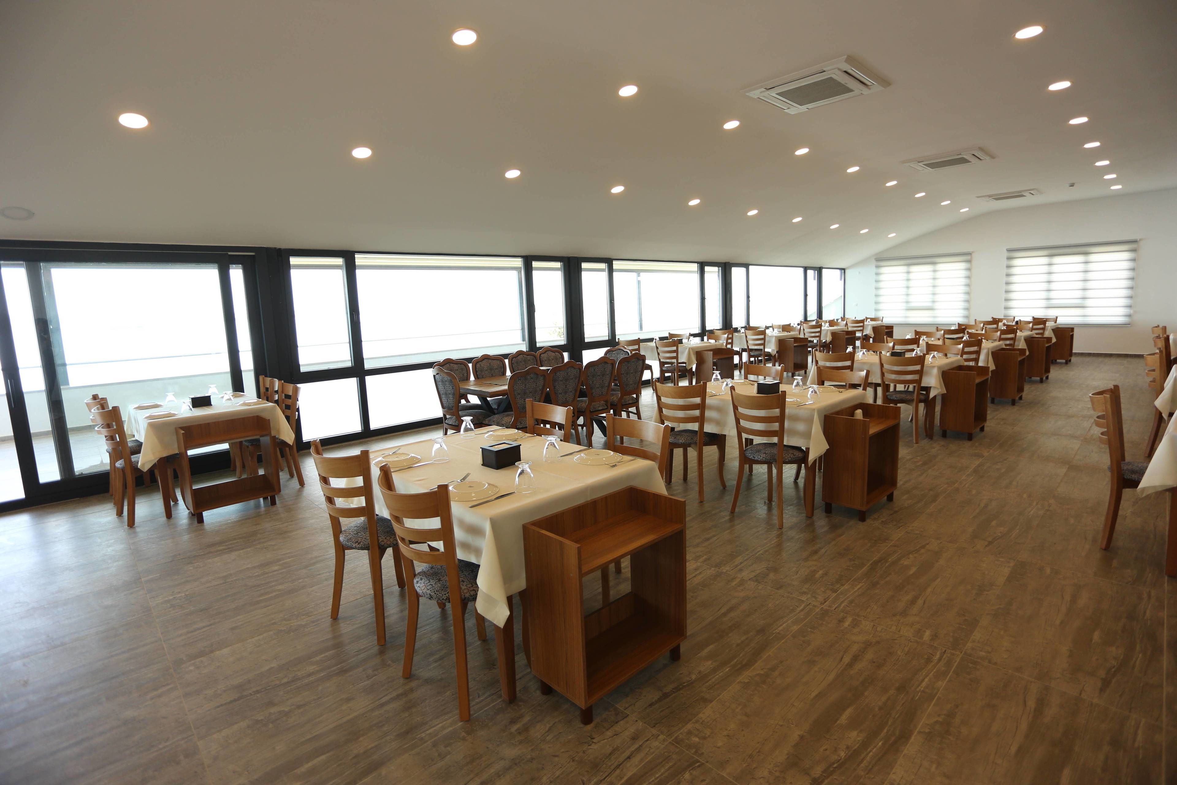 breakfast, lunch, dinner served; sea views