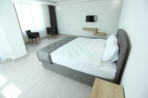 防过敏的被褥、笔记本电脑工作区、遮光窗帘、免费婴儿床