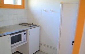 Réfrigérateur, micro-ondes, batterie de cuisine, vaisselle et ustensiles