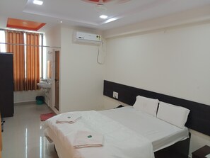 Deluxe Single Room | Egyptian cotton sheets, premium bedding, Tempur-Pedic beds, in-room safe - Gurudatta Hotel (Shirol)