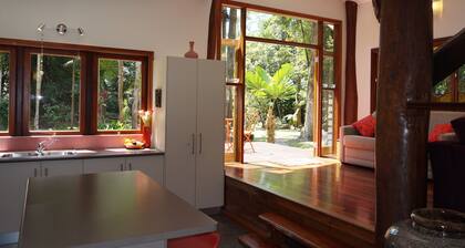 Abgeschiedenes Haus, versteckt in einem alten und verzauberten Wald mit kristallklarem Bach