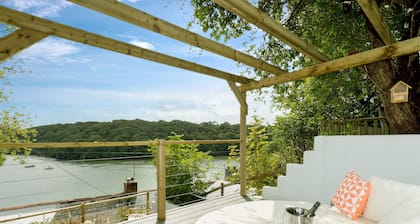 Fal River Cottage - sleeps 3 guests in 2 bedrooms